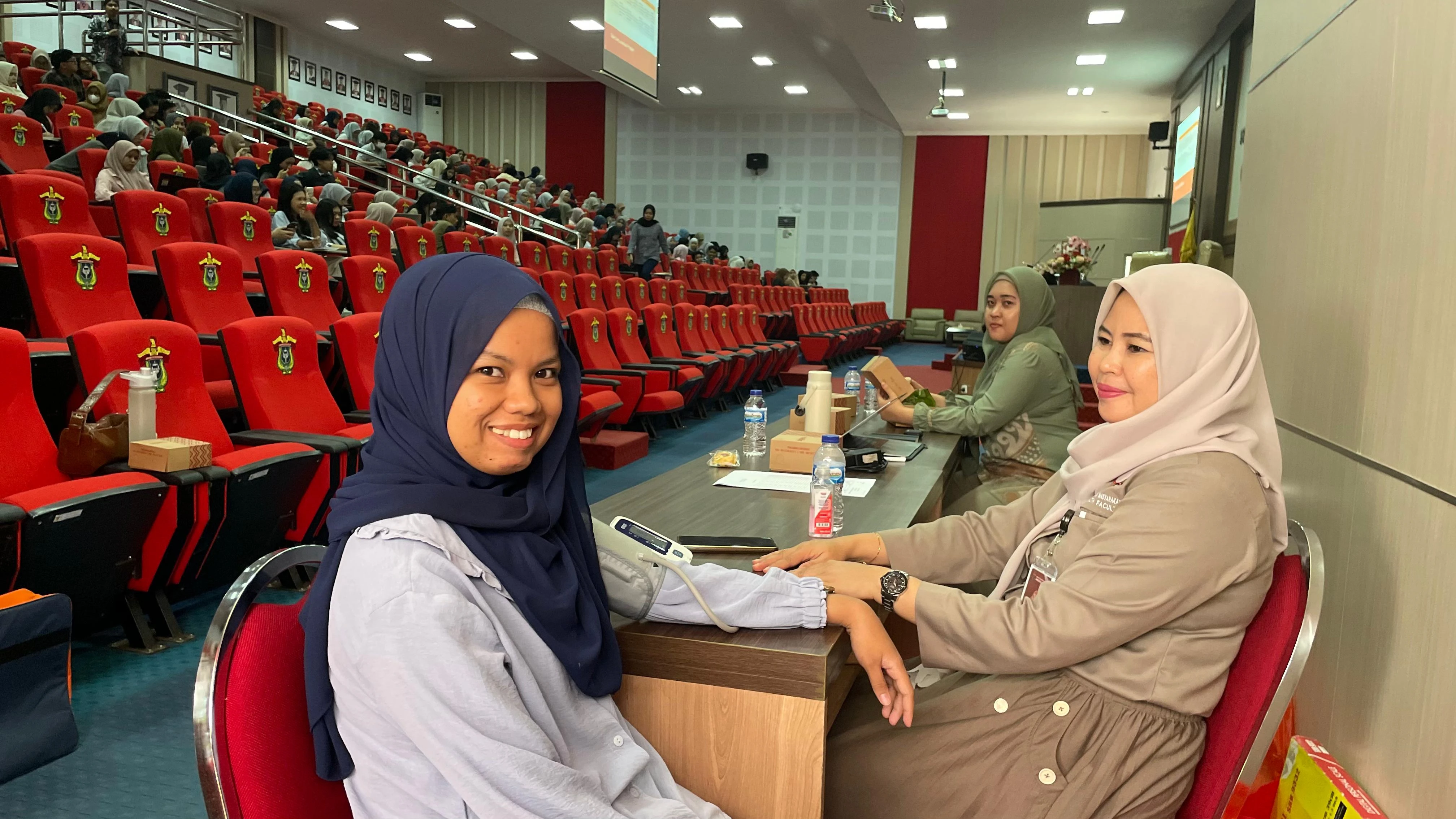 Komitmen FKM UNHAS untuk SDG 3: Kehidupan Sehat dan Sejahtera terlihat nyata! Selain pembekalan PBL 3, mahasiswa juga menjalani skrining kesehatan di Baruga Prof. DR. H. Baharuddin Lopa S.H. sebagai langkah promotif-preventif sebelum mengabdi di Jeneponto. Kredit: FKM Unhas.